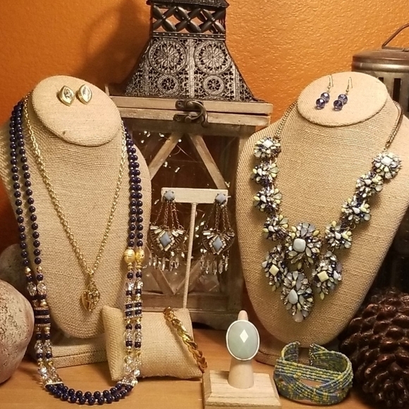 Beautiful vintage style statement necklace. - Picture 2 of 6